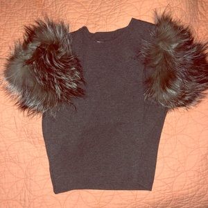 *NEVER WORN* Alice+Olivia top with fur sleeves